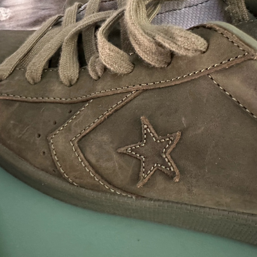 Men’s converse size 11 gently worn excellent condition